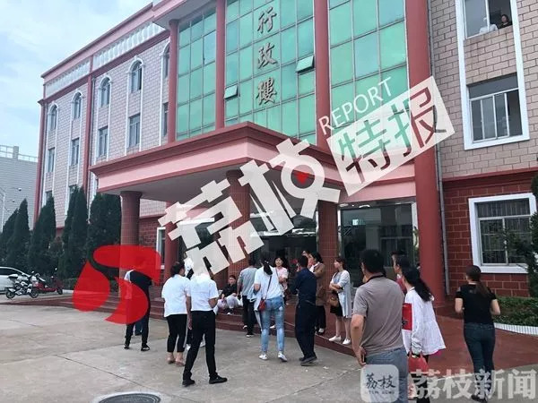 “真学校”出假专业？学生学3年高铁乘务无毕业证