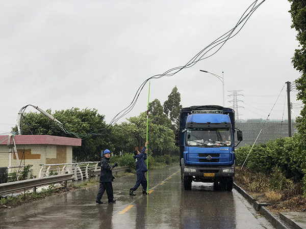 佛山两电工台风中托举电线2小时：雨打脸上像刀割