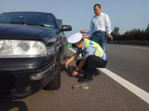 汽车被撞，是先报警还是先找保险？保险公司：顺序错了一分不赔吗？