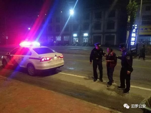 岳阳一老汉醉酒夜上国道 巡防民警送其回家