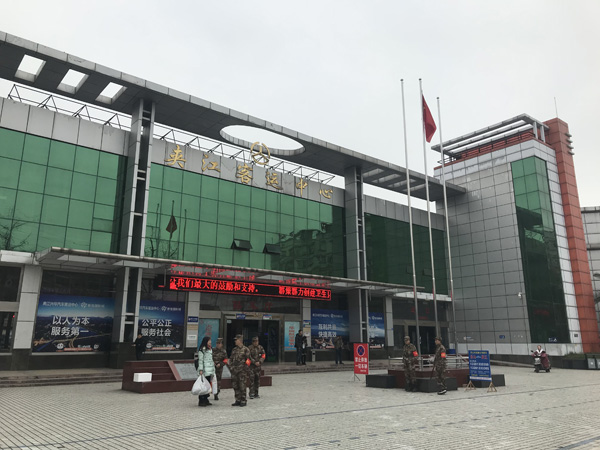 夹江汽车站外的安保人员。 本文图片均为澎湃新闻记者 胥辉 图