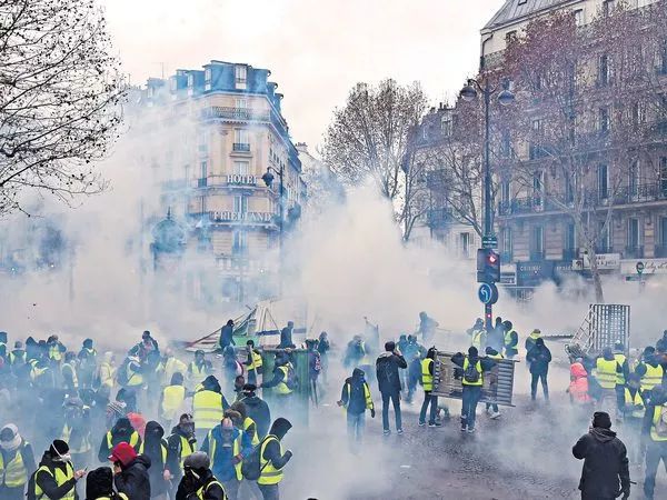  法国“黄马甲”抗议活动 （法新社）