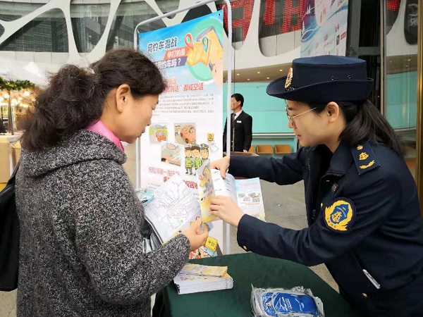 如何识别和举报“克隆车”? 上海交通执法人员现场解答市民热点问题