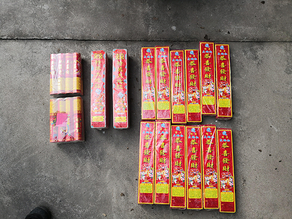 小店主低价收进小贩的烟花爆竹想牟利 结果被