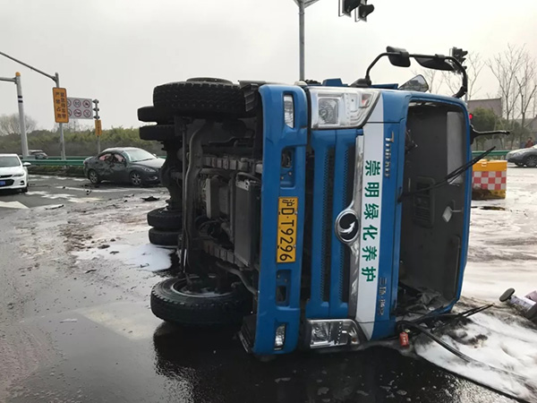 崇明一绿化养护工程车侧翻压两辆轿车，所幸无人员伤亡