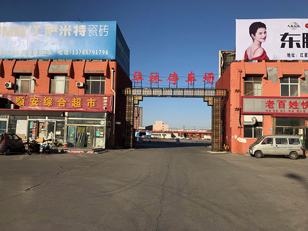 以往人满为患的停车场,如今空荡荡。 澎湃新闻记者 王选辉 图