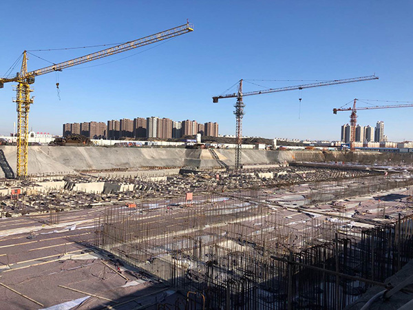 原定2019年初竣工的华林集团总部大厦工地上已无工人。 澎湃新闻记者 王选辉 图