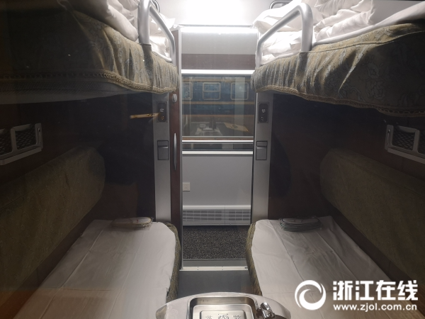 复兴号"绿巨人"动车组在浙江首次开跑