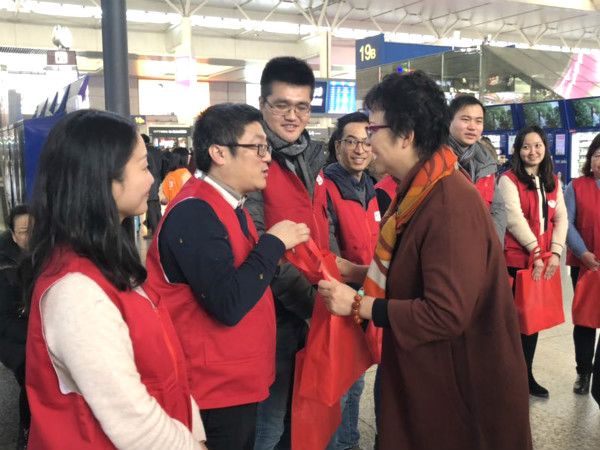 申城开展2019年春运志愿者慰问活动