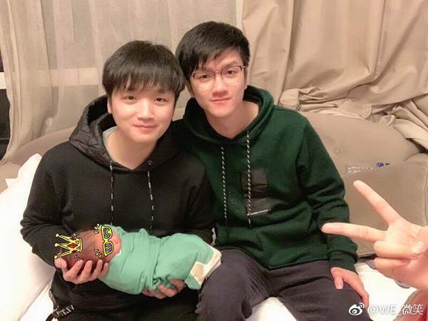 LOL微笑晒若风萌娃合照 宝宝亲妈直言:孩子像是你俩的