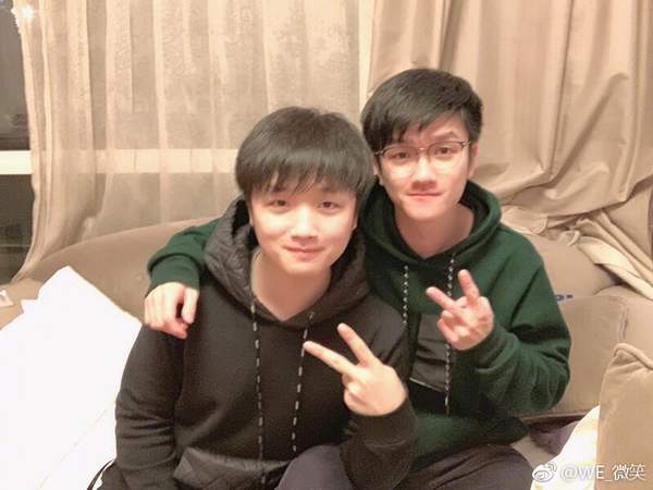 LOL微笑晒若风萌娃合照 宝宝亲妈直言:孩子像是你俩的