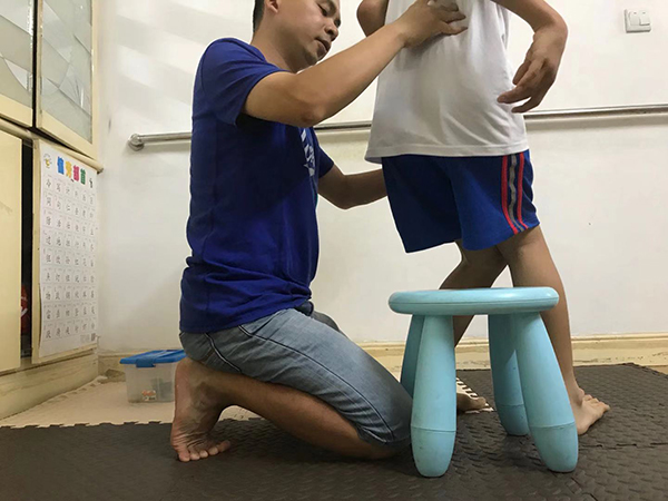 乔博在康复师帮助下进行康复训练。澎湃新闻记者 何利权 图