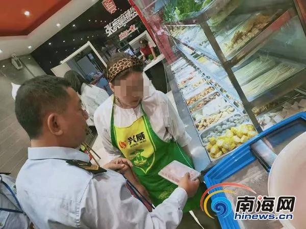 海口府城食药监所执法人员对龙昆南路张亮麻辣烫店现场检查。