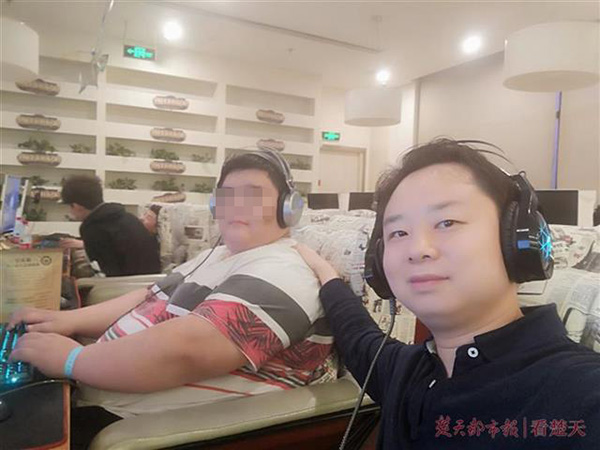 380斤小伙缩胃减重 术前医生请他大吃汉堡缓压