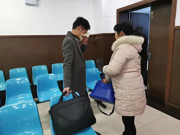 3月8日,长沙市天心区法院,9名“90后”被判刑后,旁听席一名大学生被告人的父母忍不住掩面而泣。