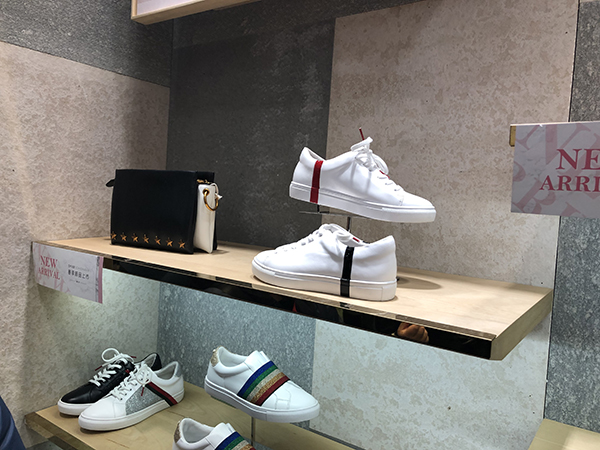 上海大商场鞋难保质 执法员1小时查出43双问题鞋