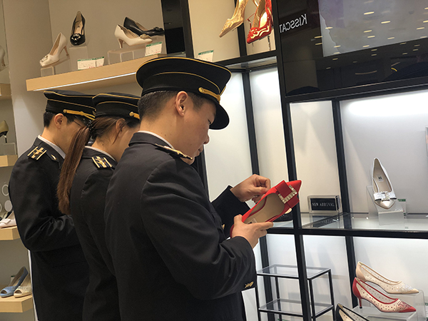 上海大商场鞋难保质 执法员1小时查出43双问题鞋