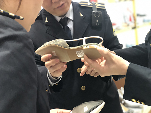 上海大商场鞋难保质 执法员1小时查出43双问题鞋