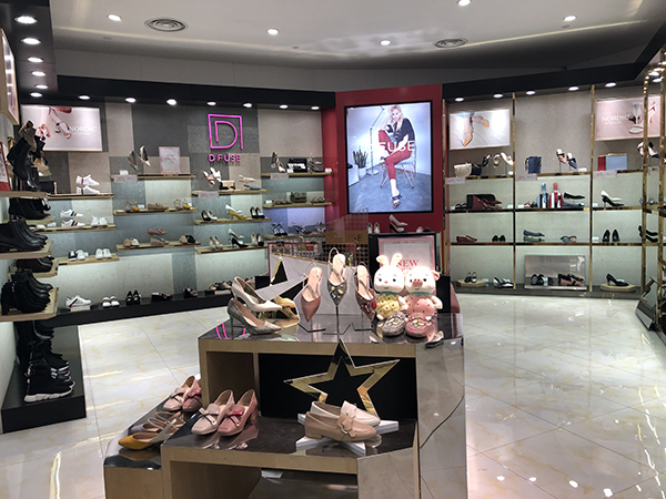 上海大商场鞋难保质 执法员1小时查出43双问题鞋