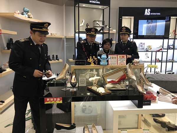 上海大商场鞋难保质 执法员1小时查出43双问题鞋