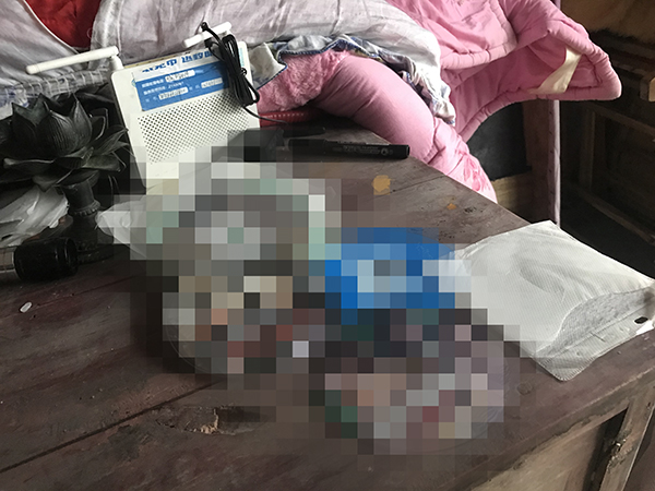 龙某和家随处可见的“淫秽碟”。澎湃新闻记者 蒋格伟 图