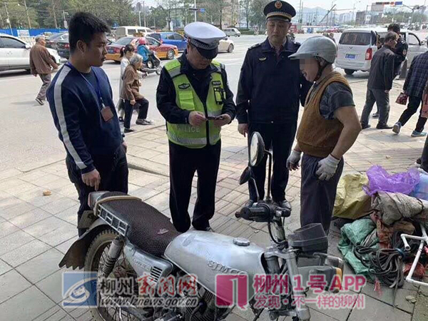 男子手绘“二合一”驾驶证骑摩托上路被查(图)