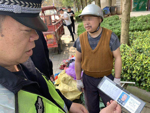 男子手绘“二合一”驾驶证骑摩托上路被查(图)