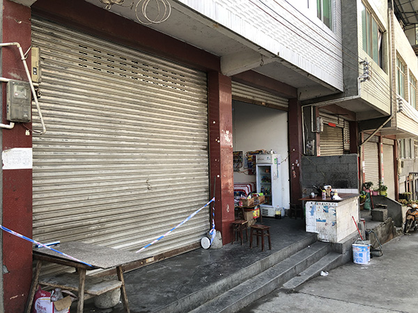 事发店面,至今还拉着警戒线。 本文图均为 澎湃新闻记者 王万春 图