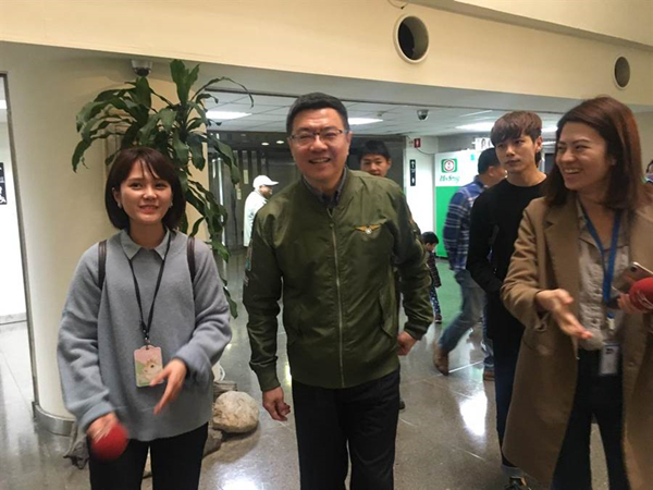 民进党主席卓荣泰(中)。(图片台湾“中时电子报”)