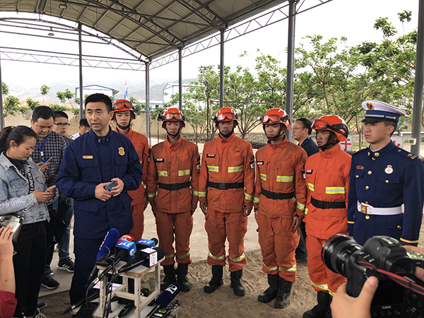 凉山州消防支队西昌大队队长张军讲述“爆燃”发生过程。 澎湃新闻记者 王健 图