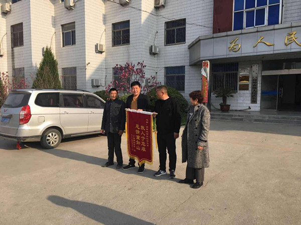 【暖新闻】环卫工先将落水儿童救上岸，再给他控水，然后悄然离开