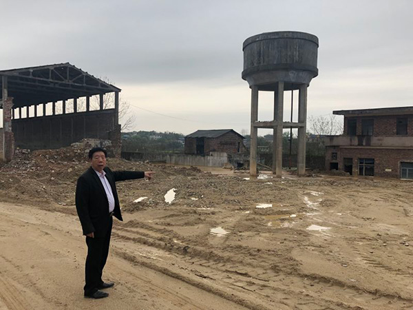 祁东老板李良毛站在已经被拆毁的厂房前说:“设备拆了,厂子倒了,落后产能实实在在淘汰了,为何国家补贴的钱都要退?” 本文均由澎湃新闻记者 谭君 摄