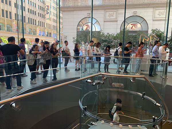 苹果南京东路Apple Store ,预定后来取机器的顾客