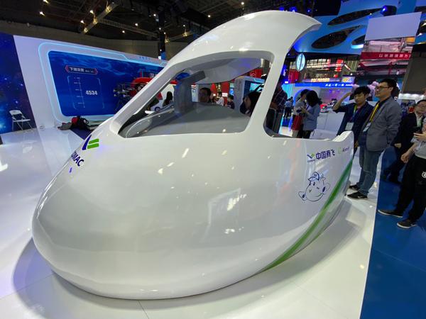 11月2日下午，探營(yíng)媒體在中國(guó)館參觀中國(guó)商飛的國(guó)產(chǎn)大飛機(jī)體驗(yàn)區(qū)。