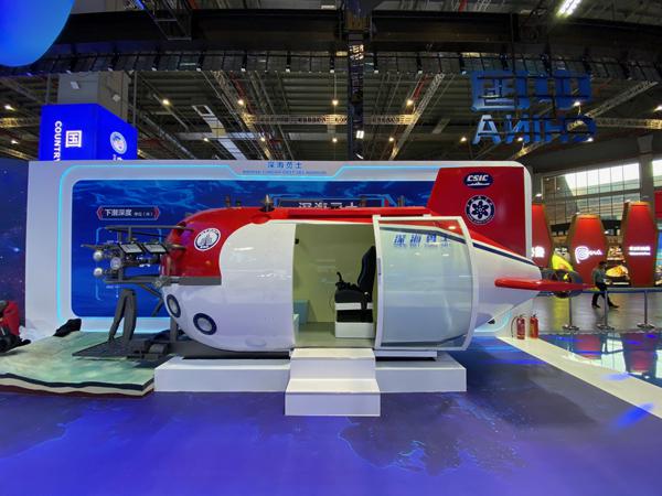 中國(guó)館展區(qū)內(nèi)的深海勇士載人潛水器模型，觀眾可以走進(jìn)去一探究竟。