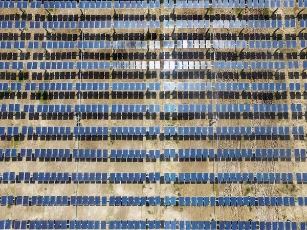 贫困人口跨越式发展的根本途径_跨越式跳高图片(2)