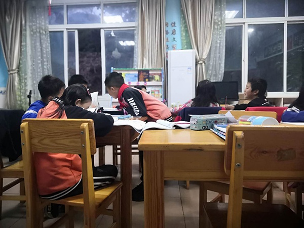 夜晚,学生在教室上晚自习。