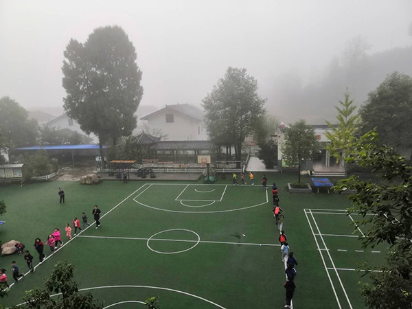 10月中旬的一个清晨,山间萦绕着雾气,孩子们围着操场在跑步。