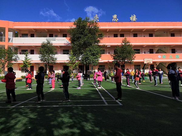 10月中旬,范家小学全校学生在操场做课间操。