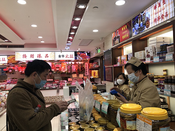 南京路步行街邵万生旗舰店,顾客购买醉泥螺。