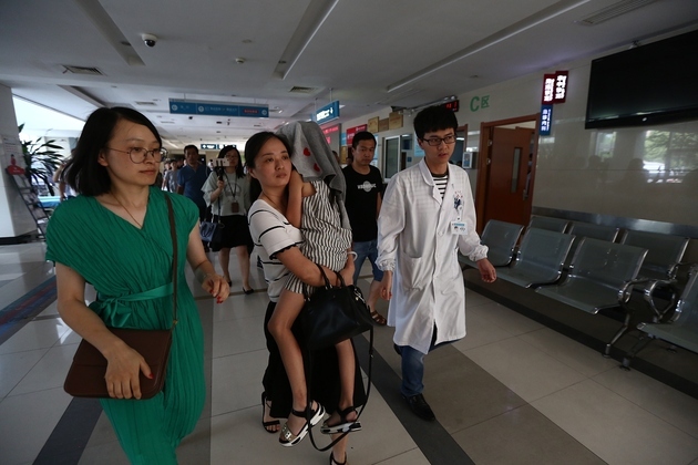 2018年7月8日，浙江嘉兴，遭遇泰国游船翻沉事故首批幸存者抵达海宁市人民医院 CFP图