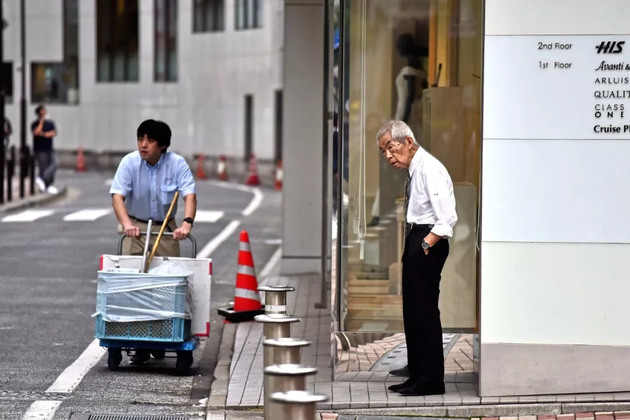 日本人口老龄化严重,东京街头随处可见老年工作者。(图片来源:视觉中国)