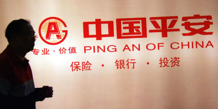 58娱乐场棋牌游戏_日常遛狗时捡到只可怜无助的小奶狗,看到自家狗子的反应男孩乐了