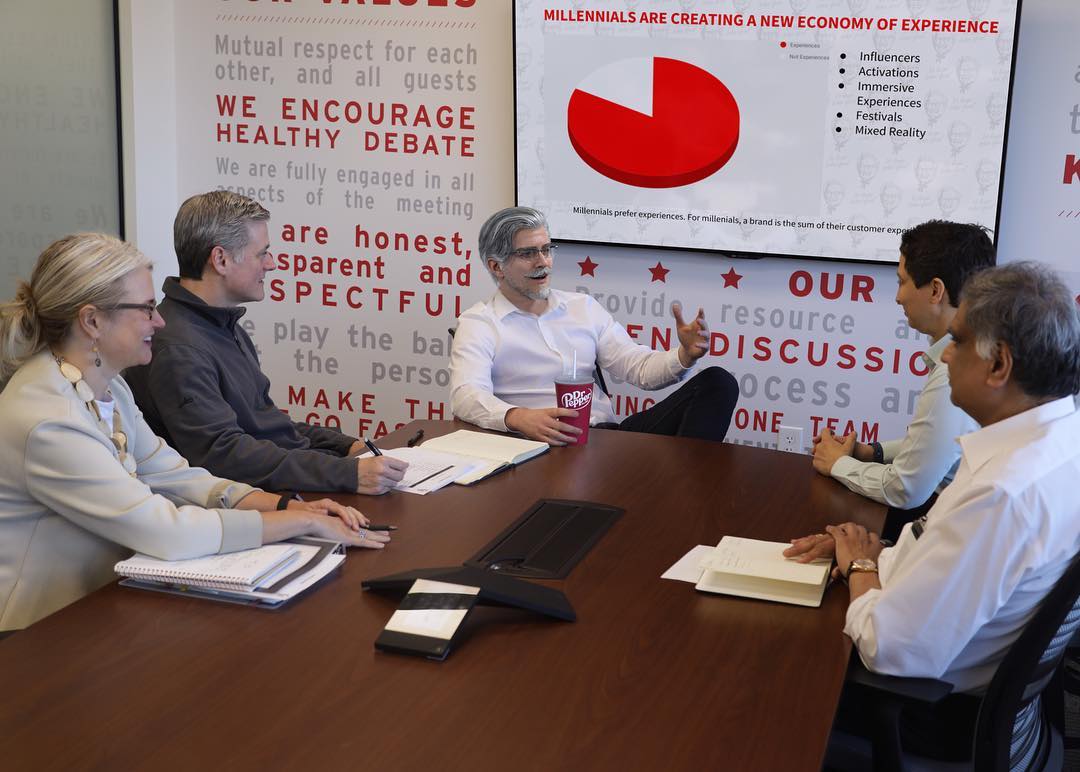 KFC发布年轻版肯德基上校照片 年富力强很