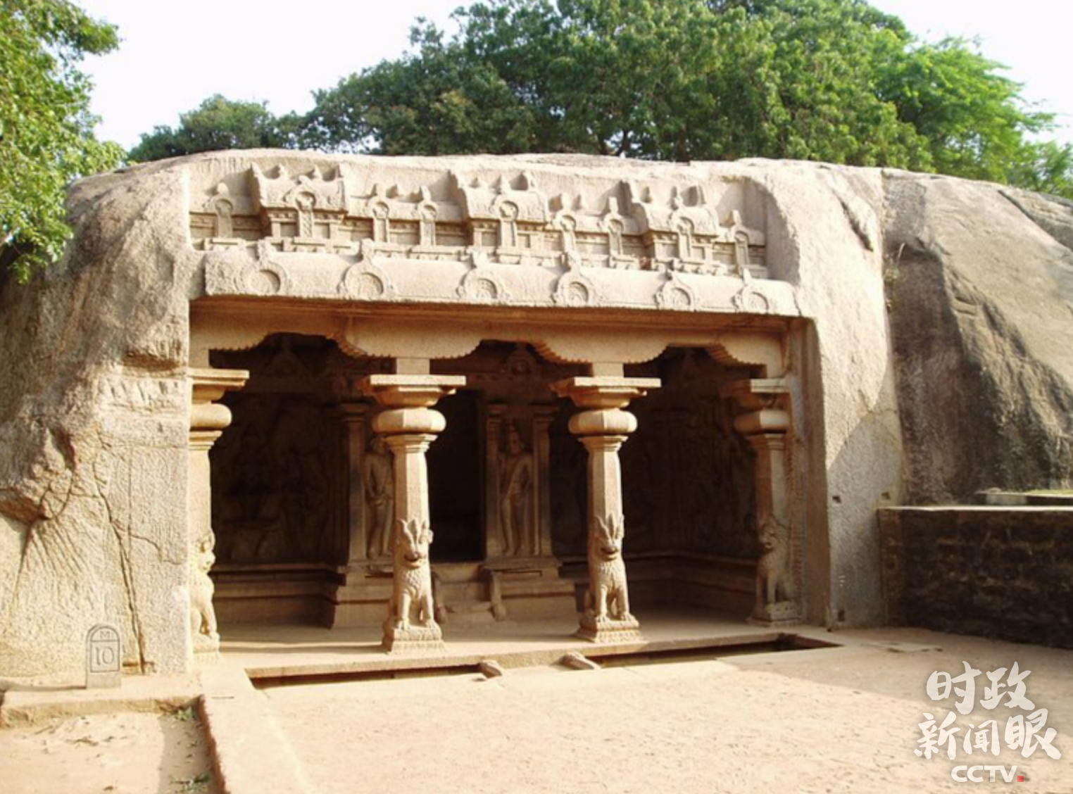 △瓦拉哈石窟神庙是典型的印度石刻建筑，分为柱厅和圣室两部分。