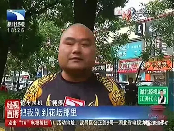 监控:白色轿车占用了公交专用车道
