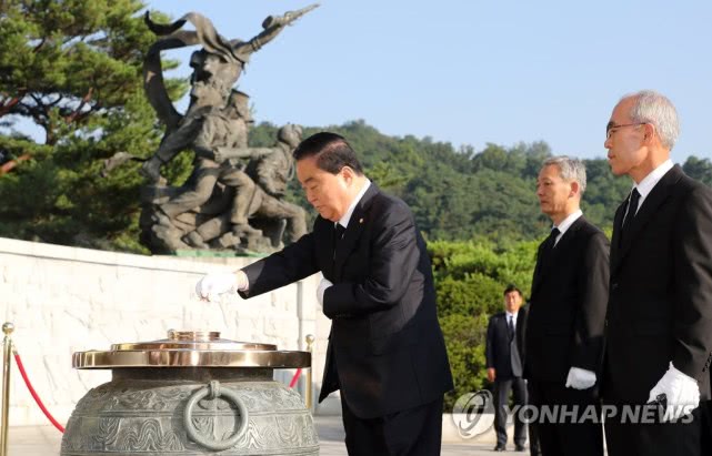 韩国新任国会议长参拜烈士墓 留下八个汉字表心志