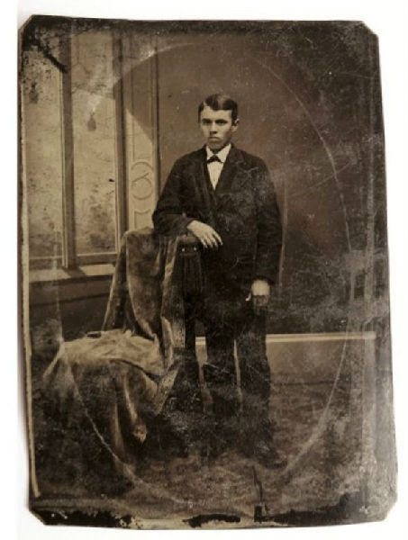 照片中人物为美国19世纪恶名昭彰的强盗杰西。詹姆斯。（图片来源：英国《都市报》）