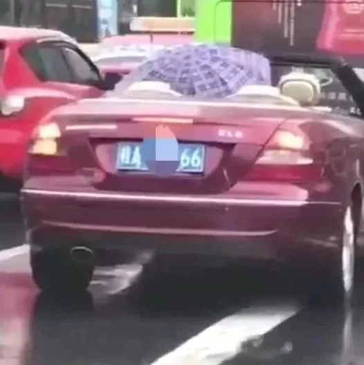 大雨倾盆，男子打伞开敞篷跑车？！土豪的烦恼你不懂〜