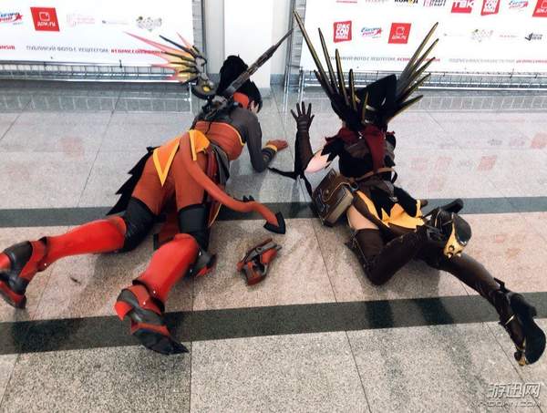 国外美女Cos《守望先锋》魅魔天使 笑容甜美